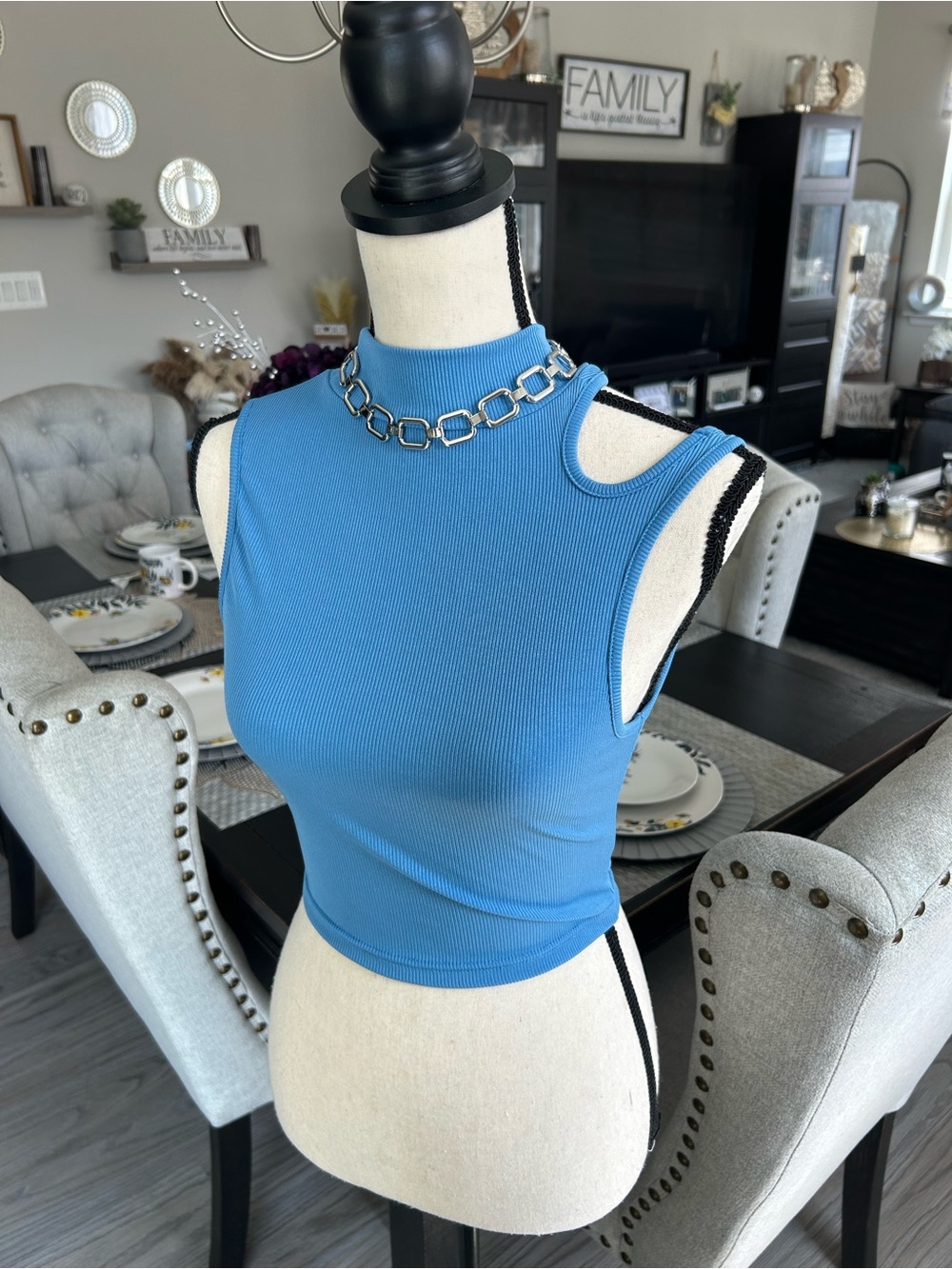 โจSHEIN Blue Ribbed High-Neck Cutout Crop Tank